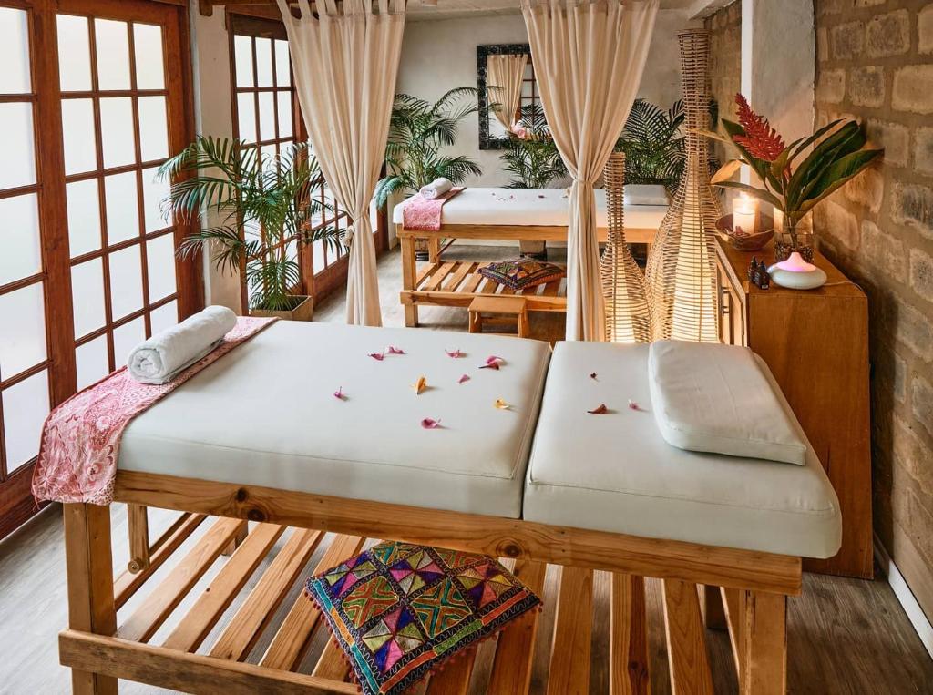 瓜杜阿斯Lombok Hotel & SPA antes Hotel Casablanca的客厅配有长凳和桌子