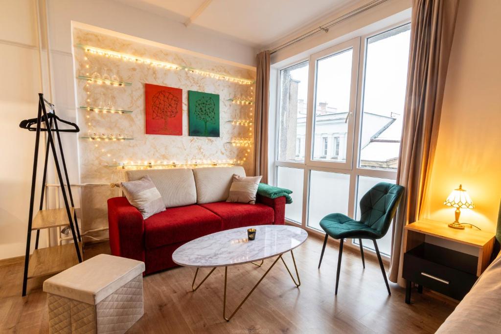 布拉迪斯拉发Double-tree apartment by A&M的客厅配有红色的沙发和桌子