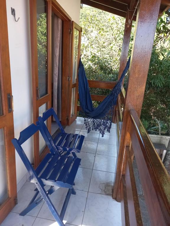 弗洛里亚诺波利斯Recanto da Lagoa的门廊配有2把椅子和吊床