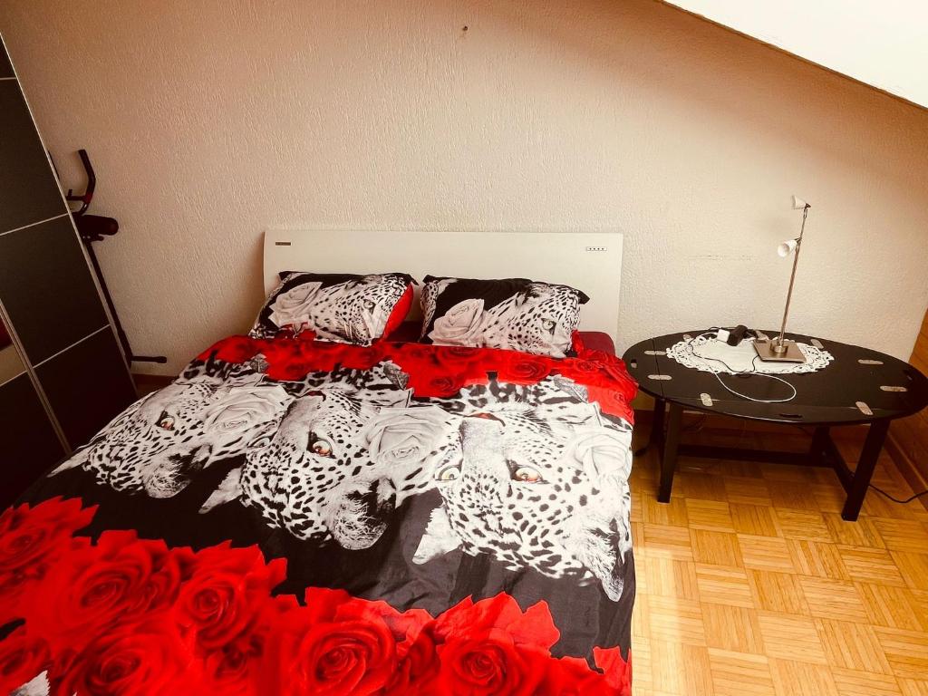 KönizSehr gemütliches und gepflegtes Zimmer 8 Km von Bern-City的一张带黑白棉被的床和一张桌子