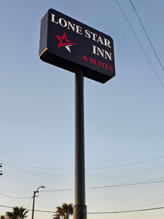 哈灵根Lone Star Inn & Suites的孤星旅馆和套房的标志