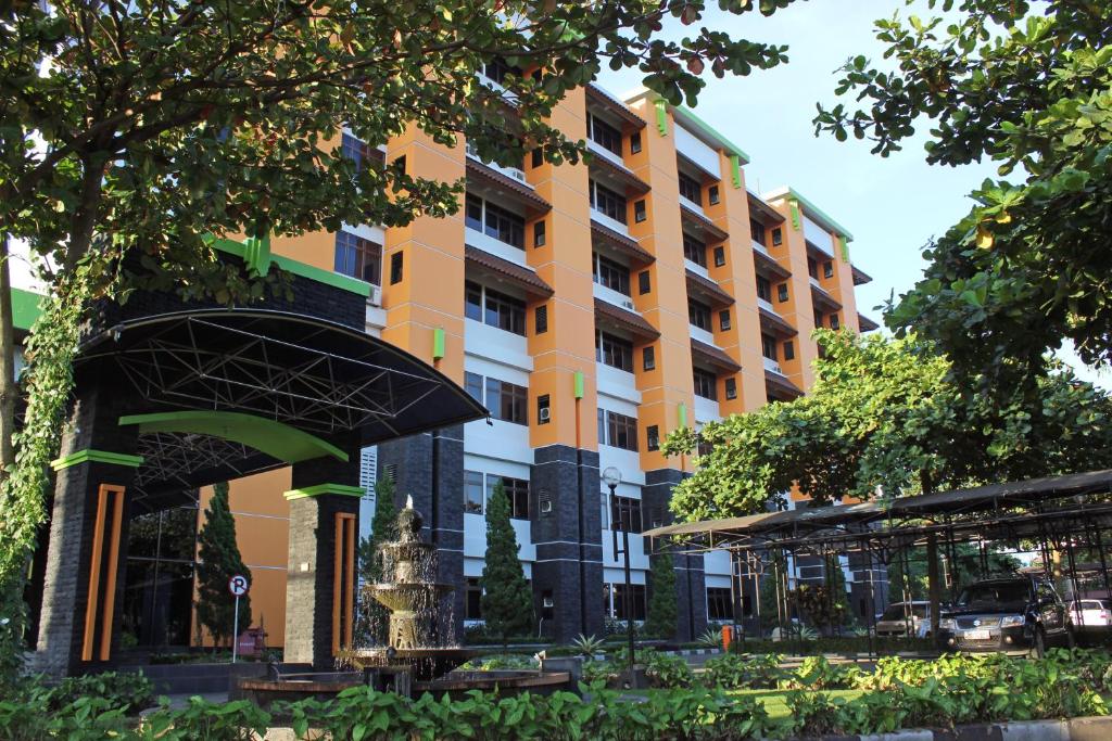 日惹木格姆酒店的一座建筑前面有喷泉