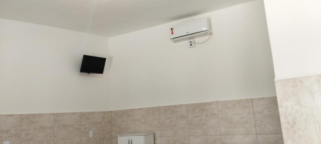 RibeirãoPousada do Gilmar的一间设有电视的天花板和墙壁的房间