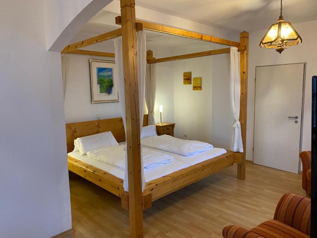 FriedenfelsSchlossschänke Friedenfels的一间卧室配有一张木制四柱床