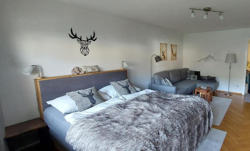 因泽尔Alpina Inzell Wohnung 454的一间卧室配有一张床和一张沙发