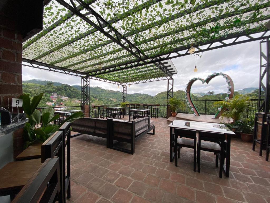 科潘玛雅遗址Hotel, Restaurante y Bar Sofmel的庭院设有凉亭,配有桌椅