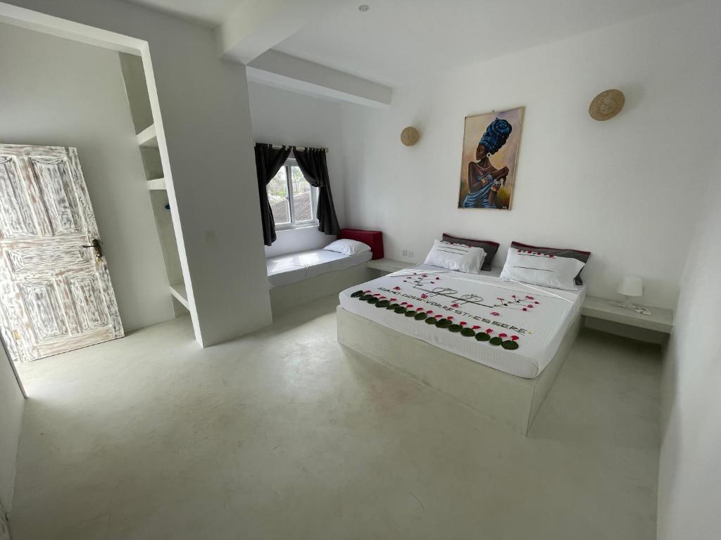 瓦塔穆Ascot Watamu的白色的卧室设有床和窗户