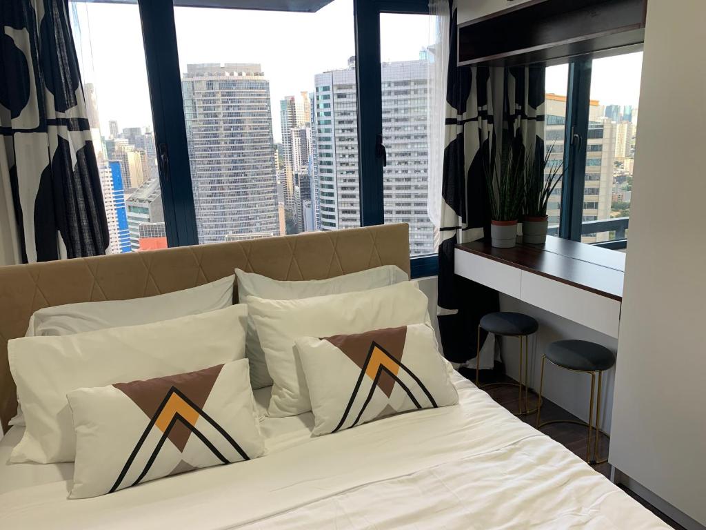 马尼拉Air Residences in the Heart of Makati City - Great for Tourists, Staycations or Working Professionals的一间市景卧室,配有一张床