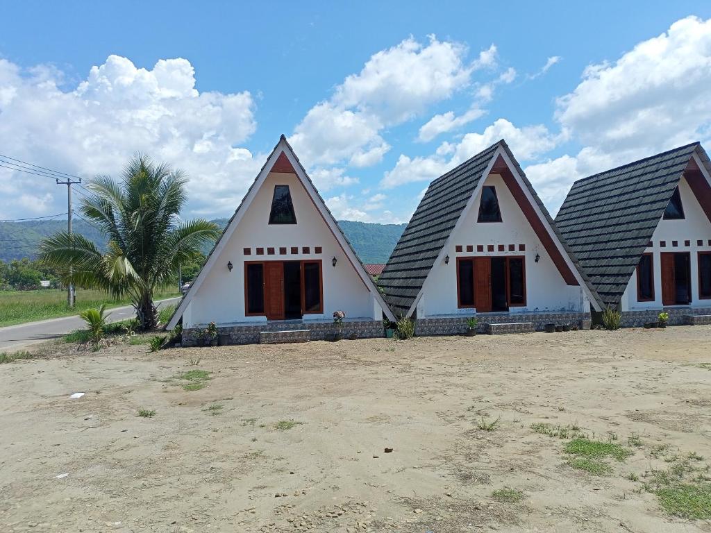 CikadalPenginapan & Homestay Geopark Ciletuh的黑色屋顶的白色房子