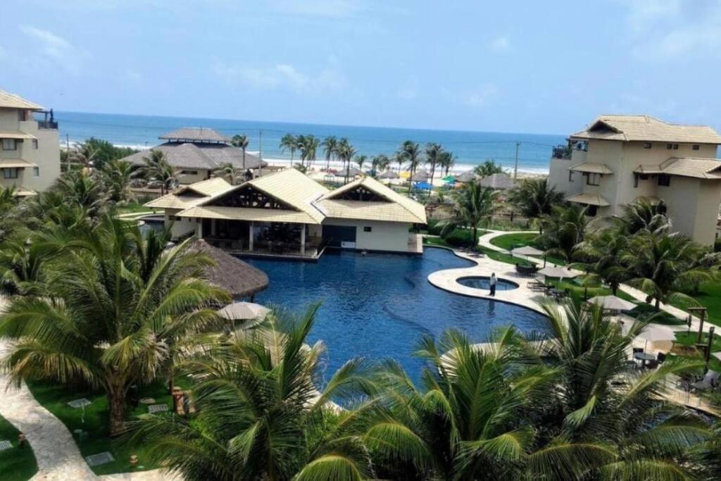 阿奎拉兹Beach Place Resort - Térreo的享有带游泳池的度假村的空中景致