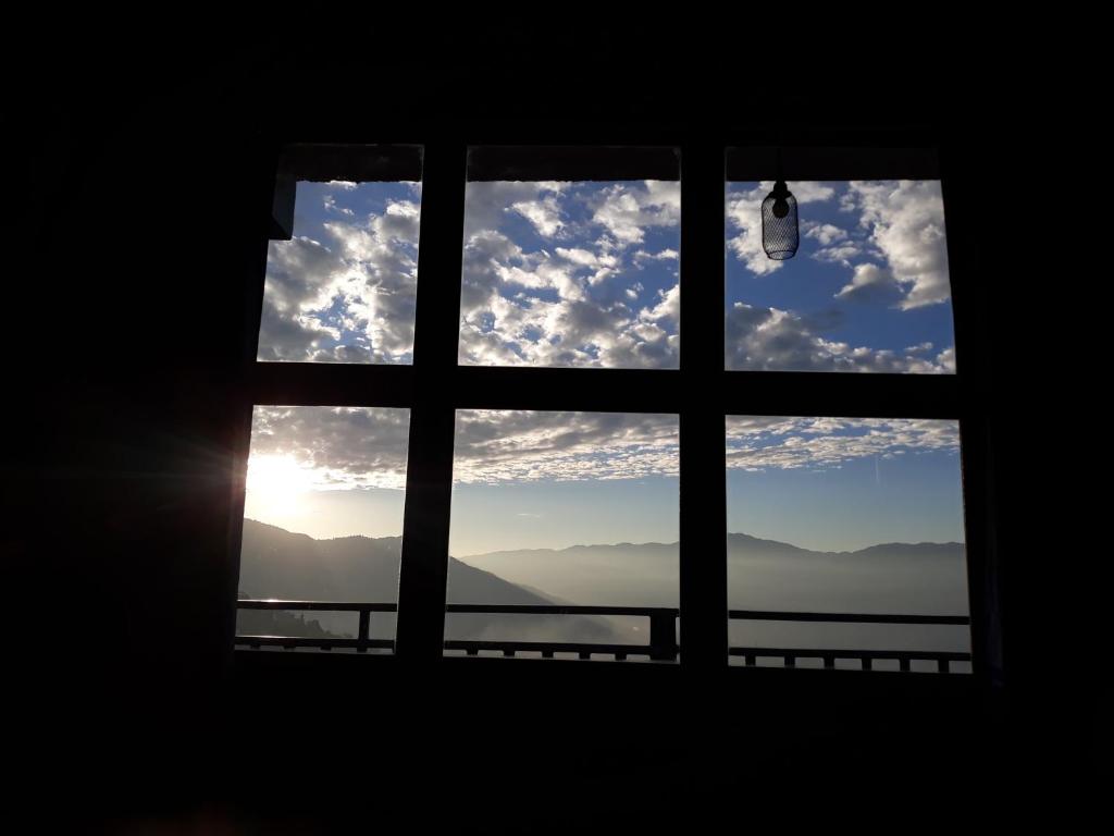 大吉岭Family Homestay Darjeeling的享有天空美景的窗户