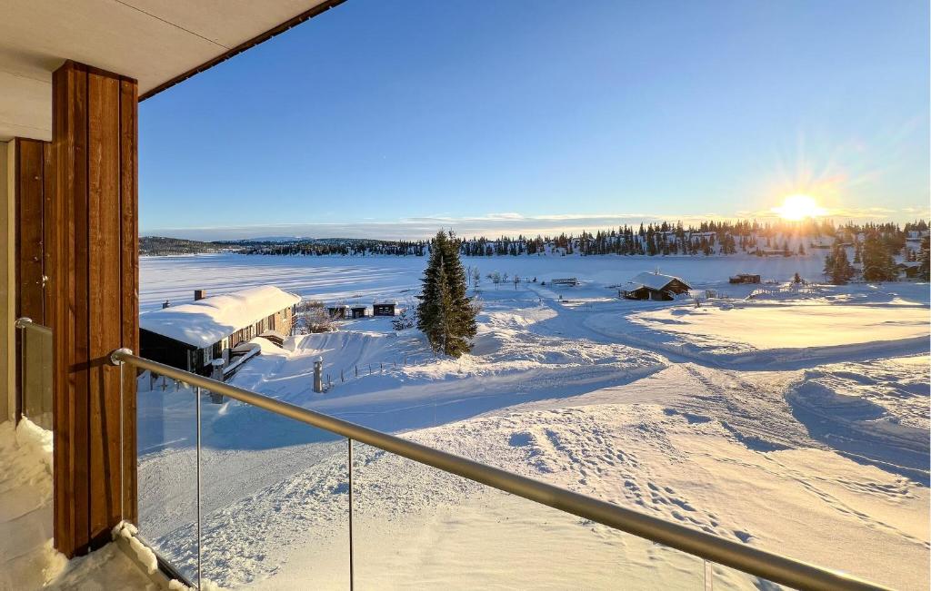 斯朱森Amazing Apartment In Sjusjen With Kitchen的阳台享有雪地的景致。