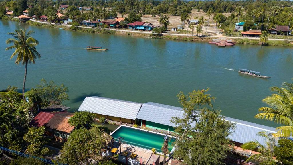 Ban Khon萨拉多恩科恩酒店的享有河流的空中景色,其中有船只