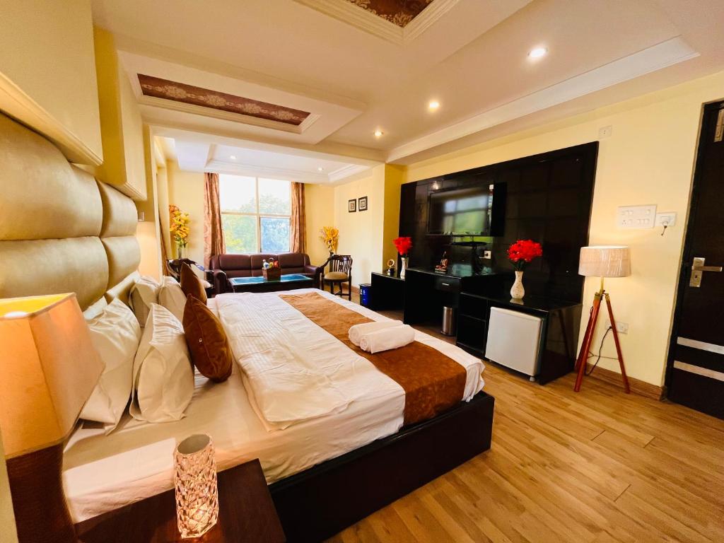 哈里瓦The Rio Lodge, Haridwar的一间卧室,卧室内配有一张大床