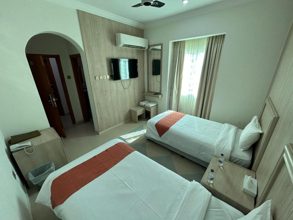 尼兹瓦萨弗里酒店的酒店客房,设有两张床和镜子