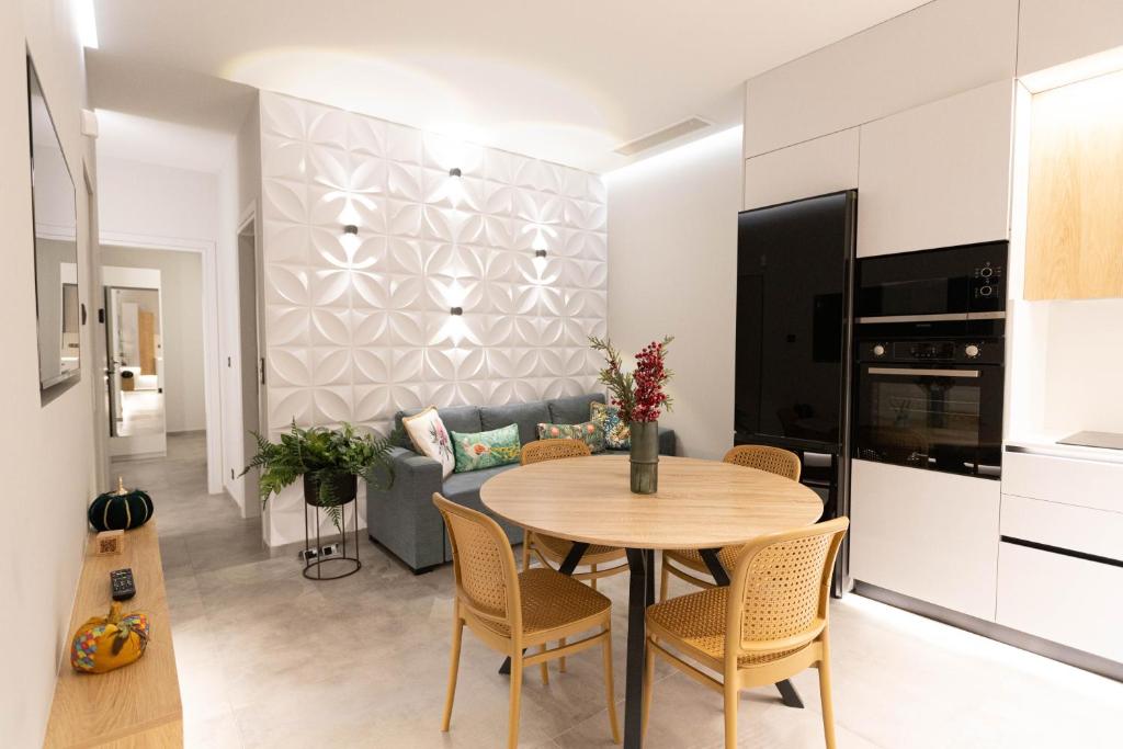 伊西翁BillMar Luxury Apartment in the center of Gythio的厨房以及带桌椅的起居室。