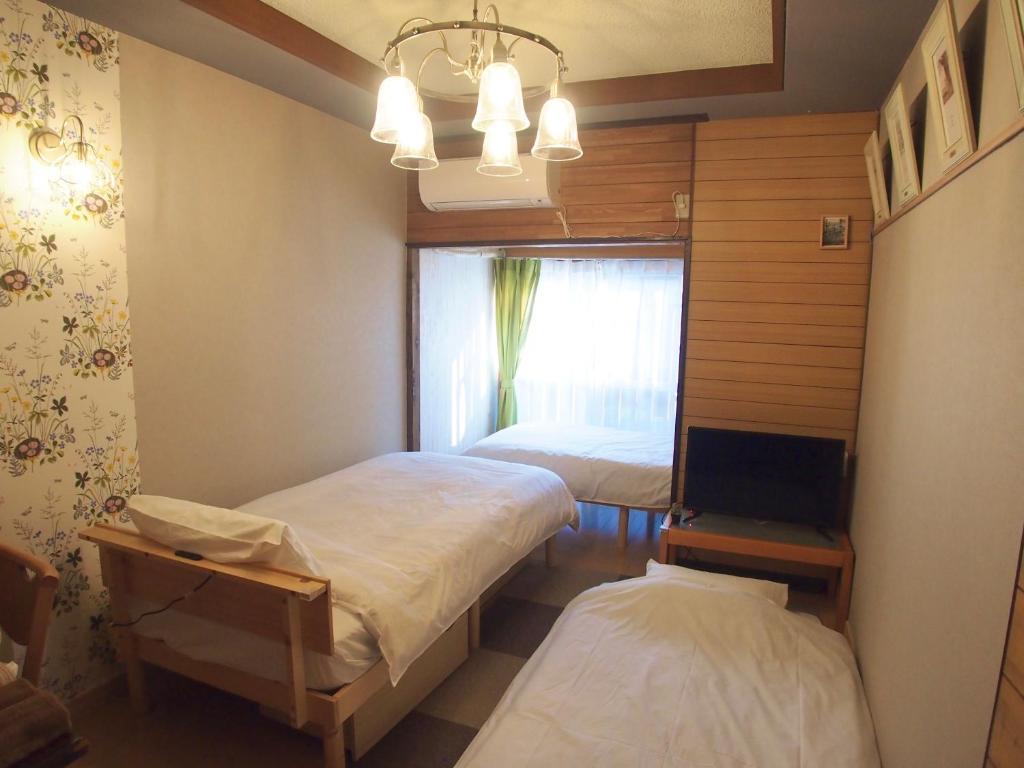 高松Classy仏生山的小房间设有两张床和窗户