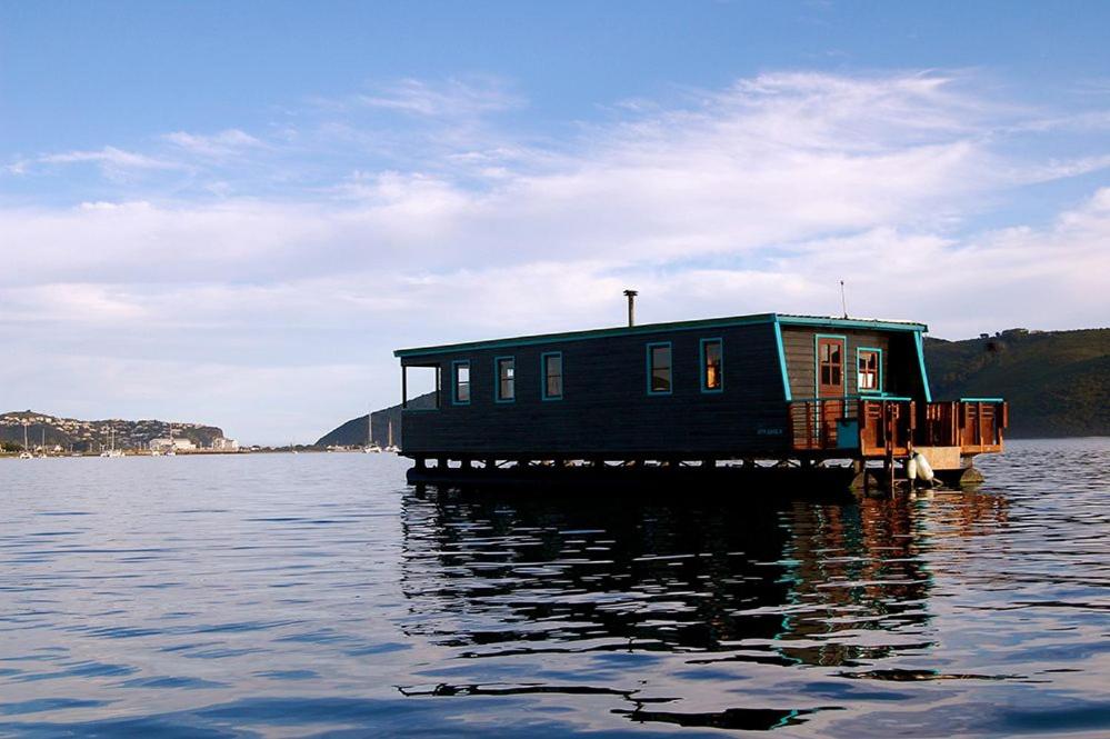 克尼斯纳Knysna Houseboat Myrtle的水中的小船