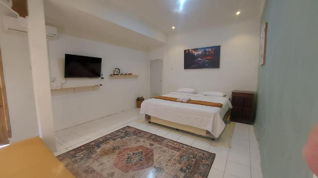 庞岸达兰Sea La Vie的一间卧室配有一张床和一台平面电视