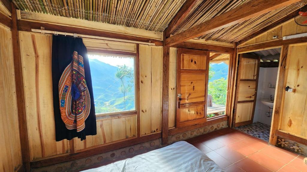 Mù Cang ChảiSee bungalow的木房间,设有窗户和墙上的冲浪板