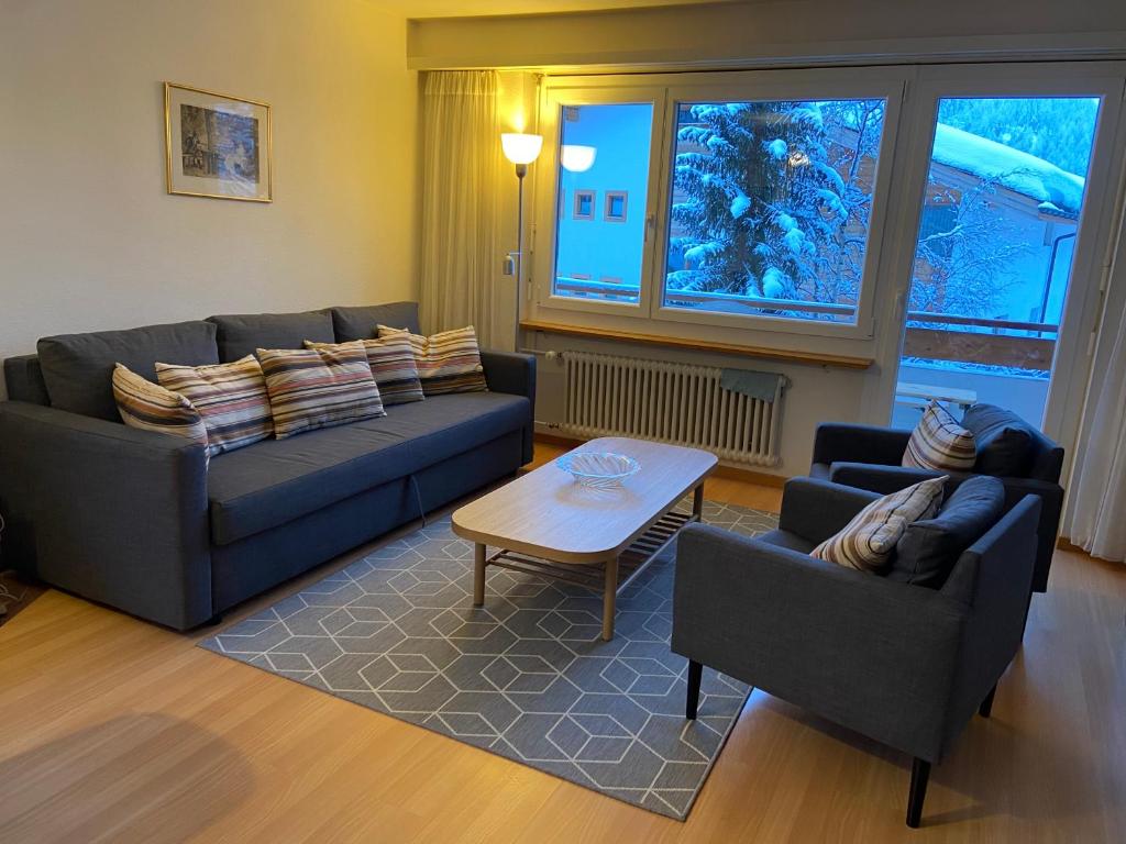 萨斯费Near ski slopes 2 bedrooms apartment with balcony的客厅配有两张沙发和一张桌子