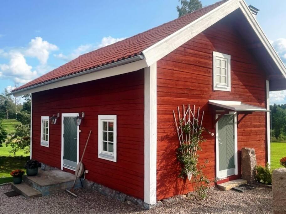 林雪平Nyrenoverad stuga nära naturen的白色的红色房子