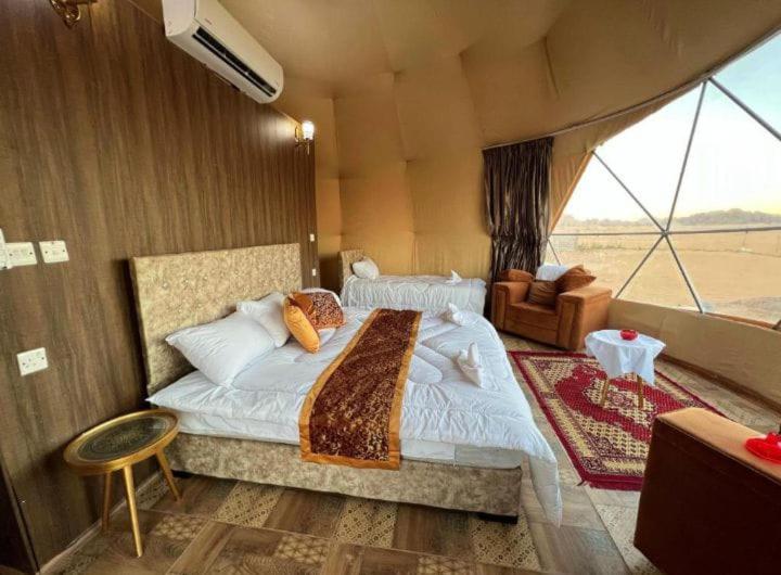 瓦迪拉姆Desert Life Camp的帐篷内一间卧室,配有一张大床
