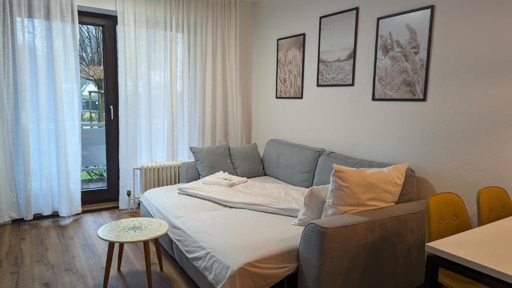 巴特罗森菲尔德BRAN: Design - Apartment Küche, Parken ,Netflix的客厅配有沙发和桌子