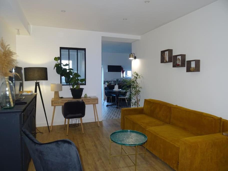 南希Appartement Artem neuf et terrasse的客厅配有沙发和桌子