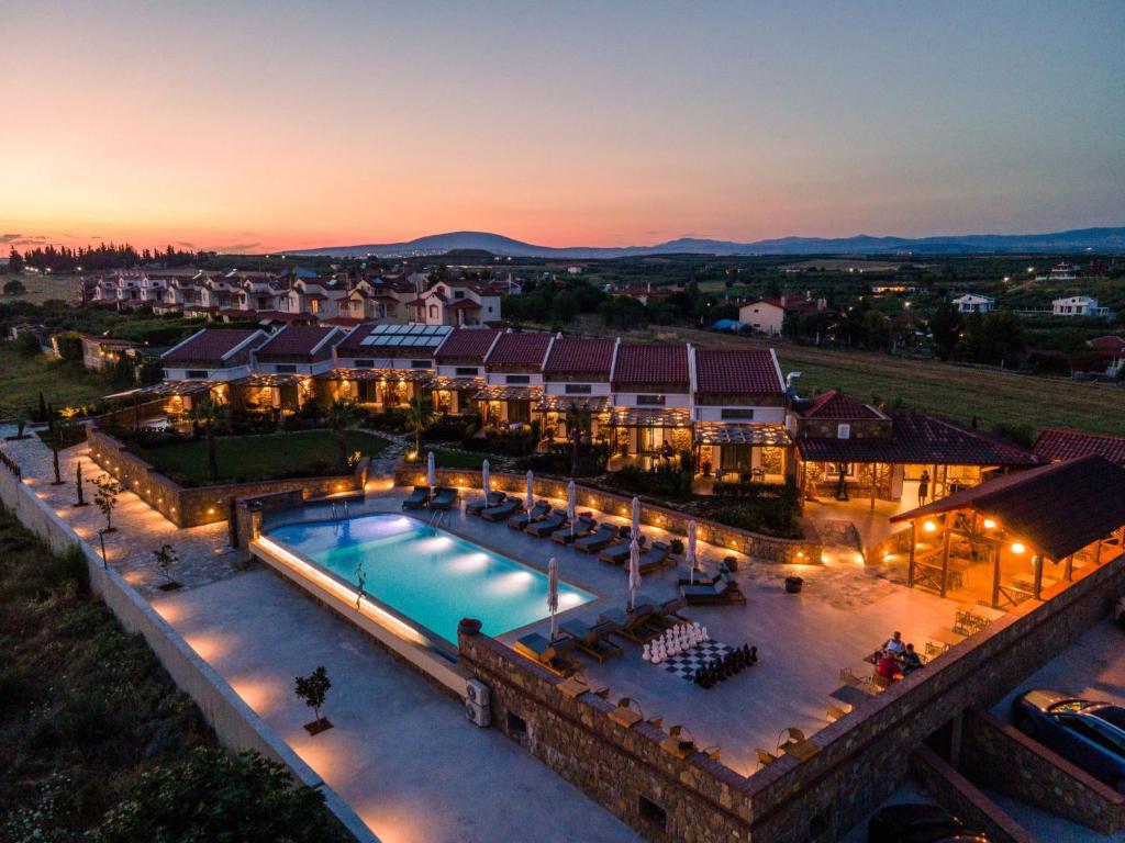 弗洛伊塔Akrolithos Luxury Suites & Spa的享有游泳池的顶部景色