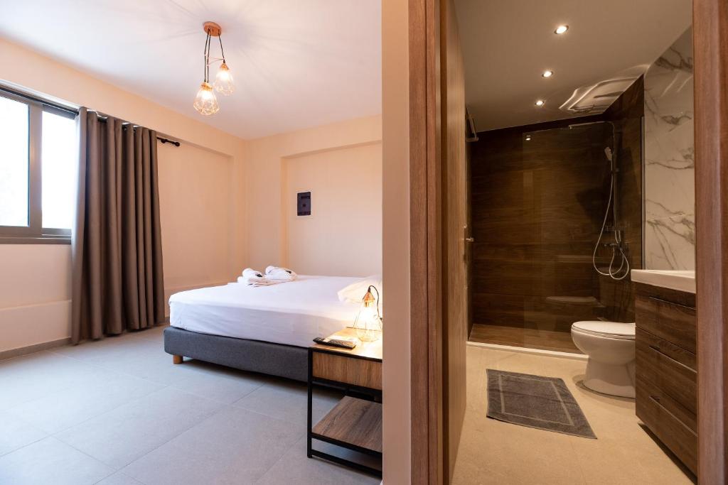 斯巴达Mini Suites Free shuttle from and to Athen's Airport的一间酒店客房 - 带一张床和一间浴室