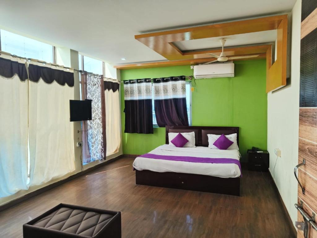 Vijay Gardens客房内的一张或多张床位
