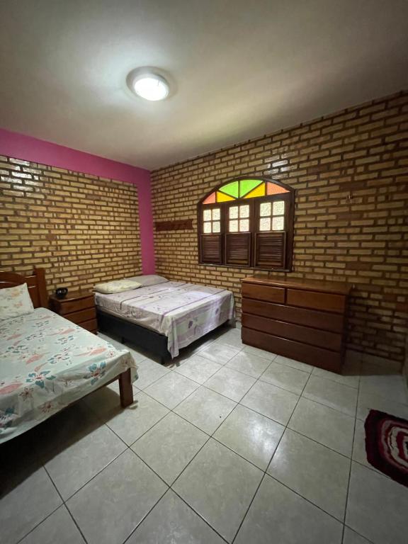 穆隆古Casa na serra de mulungu的大房间设有两张床和窗户