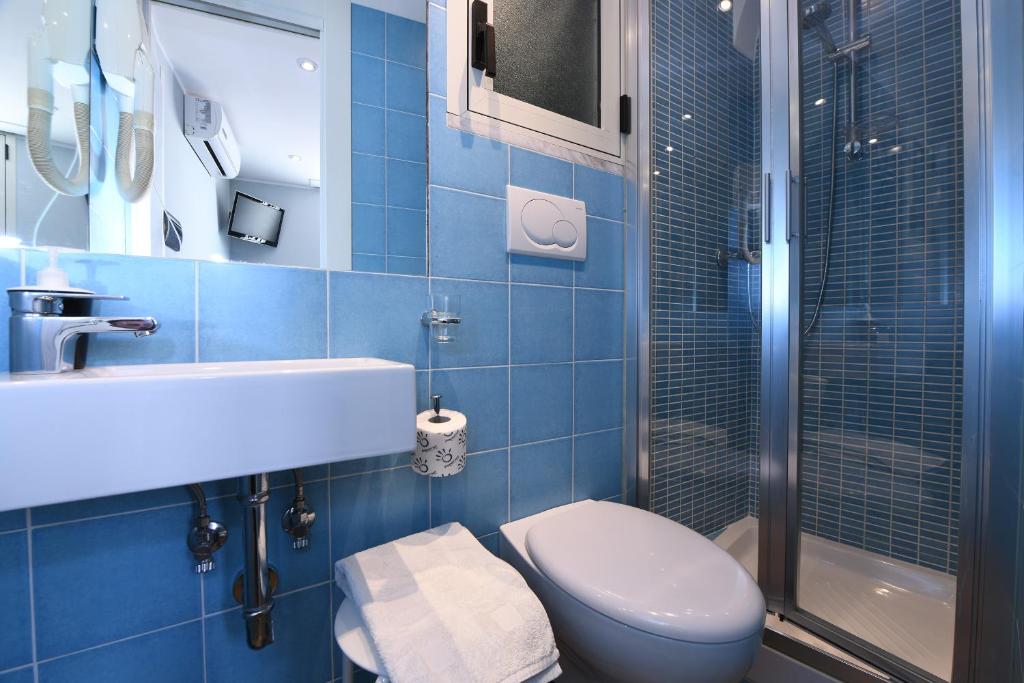 阿马尔菲La stanza sul Porto di Amalfi camera piccina piccina con bagno privato的蓝色瓷砖浴室设有卫生间和淋浴。