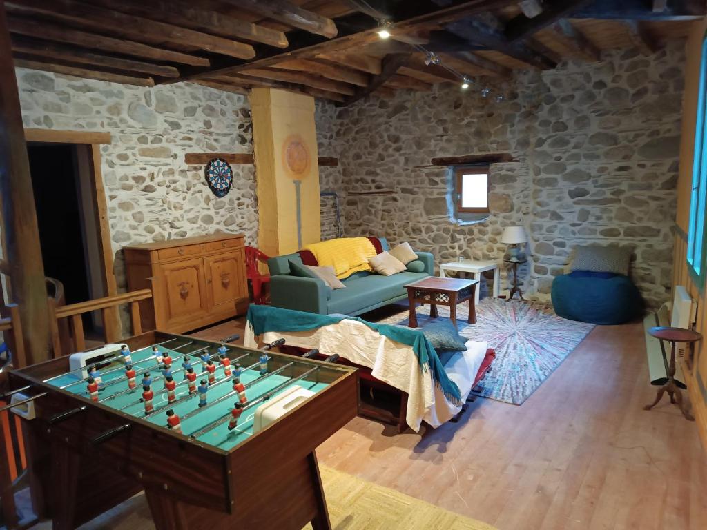 SiguerGîte Groupe La Farigoule à Siguer的客厅配有一张桌子和棋盘