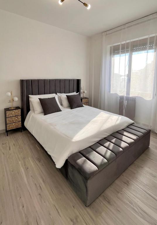圣多纳托-米拉内塞Dream & Relax的一间卧室配有一张大床和一张大型白色棉被