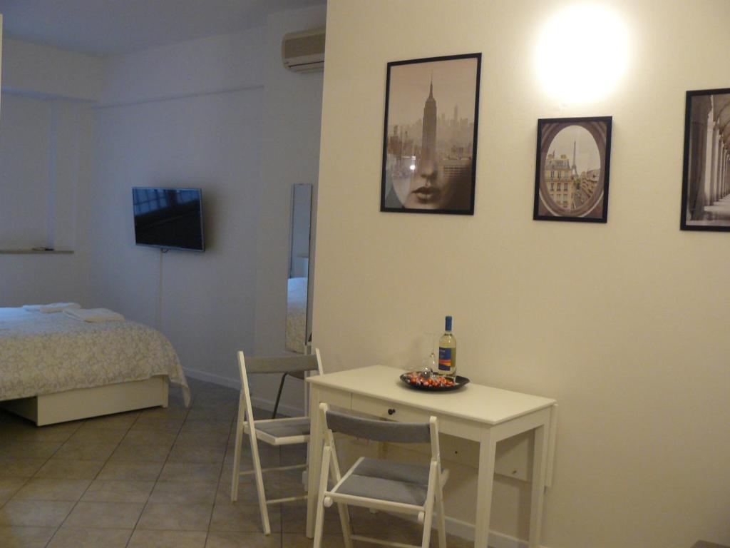 普拉托CASA SANGALLO的客房设有桌子、床和桌椅。