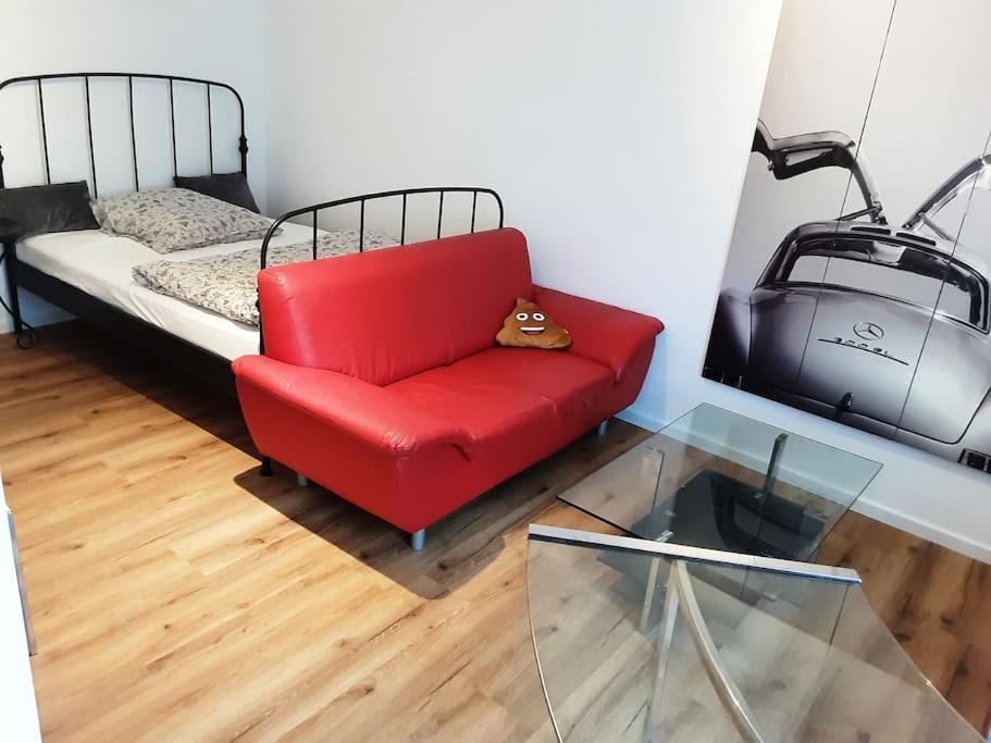 雷根斯堡Alfred First的客厅配有红色的沙发和床。