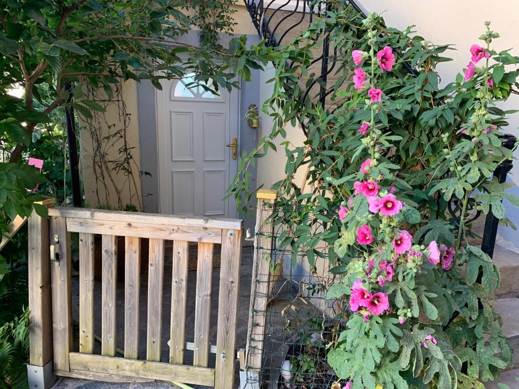 沙尔多纳Tournicolette - 52 m2 charme fou的门前有粉红色花的木门
