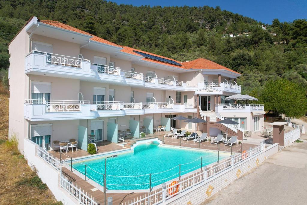 克里斯阿穆迪亚塔索斯阳光酒店的游泳池酒店形象