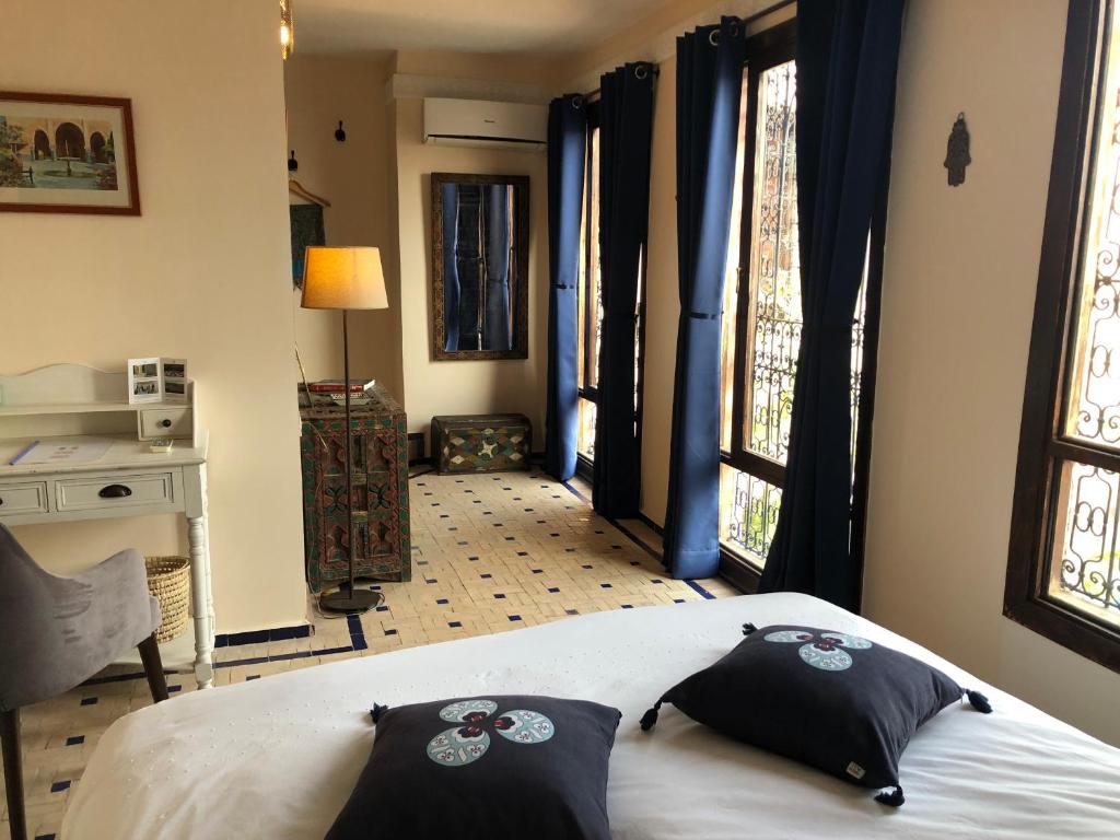 非斯Riad Inaya Fez的一间卧室配有一张带两个枕头的床