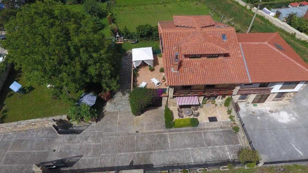 奧瑞那La Chimenea Cantabra的享有带屋顶的大房子的顶部景色