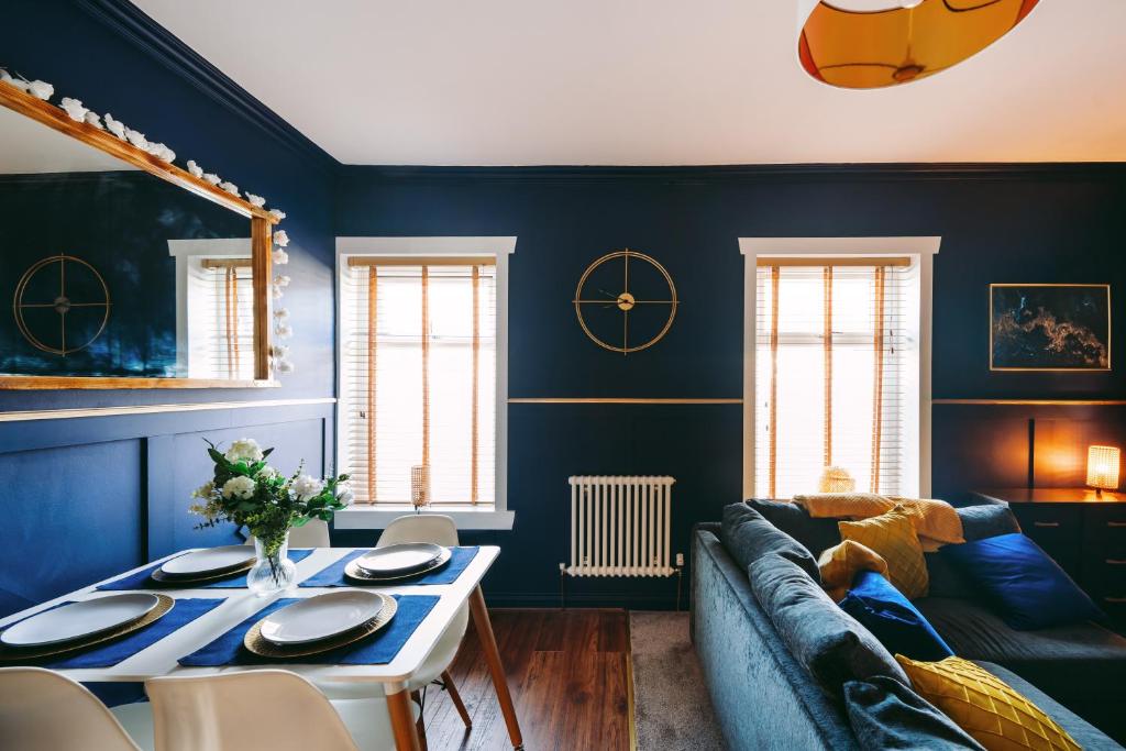 卡迪夫Central Retreat的客厅拥有蓝色的墙壁和蓝色的沙发