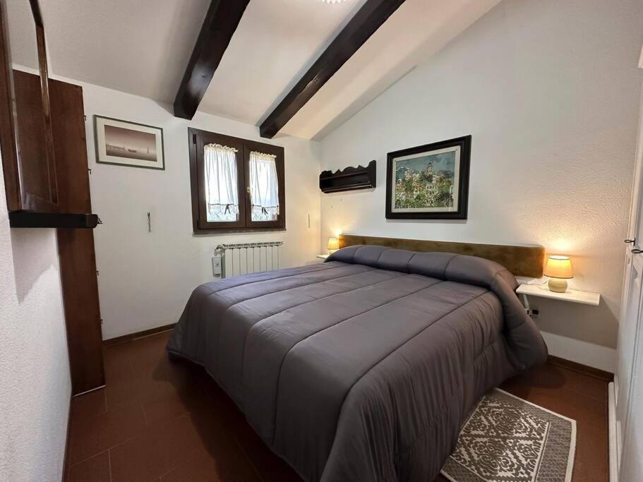 桑格罗堡[FREE PARKING] La Bianca Neve Cottage的一间卧室,卧室内配有一张大床
