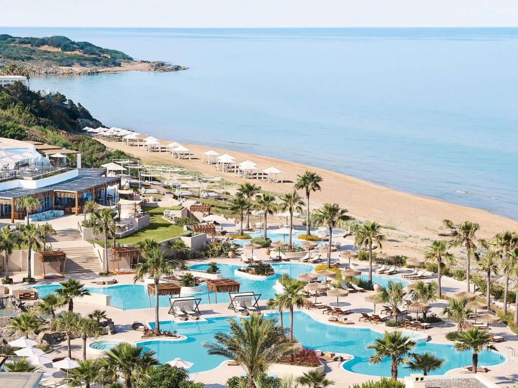 卢特拉基利尼斯Grecotel La Riviera & Aqua Park的享有度假村和海滩的空中景致