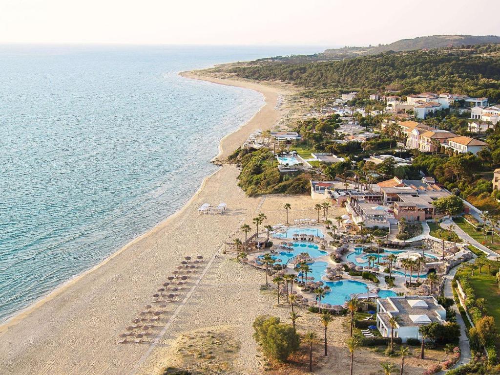 卢特拉基利尼斯Grecotel Olympia Oasis & Aqua Park的享有度假胜地和海滩的空中景致