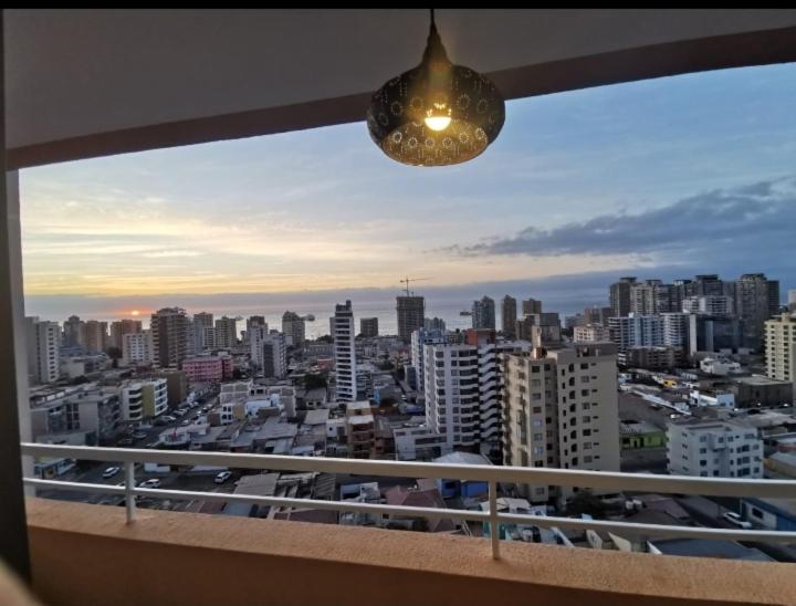 安托法加斯塔Departamento vista al mar Antofagasta的阳台设有吊灯,享有城市美景。