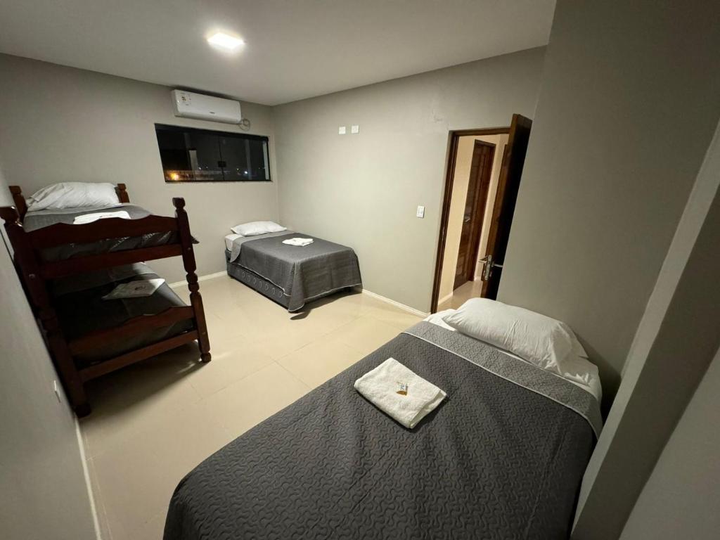 帕索德洛斯利布雷斯Apart hotel JJ - a estrenar的一间小房间,配有两张床