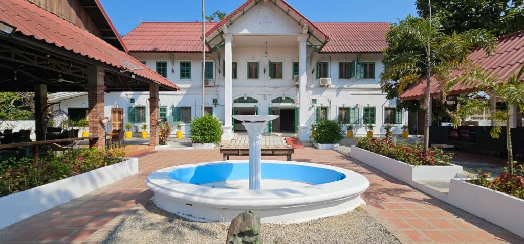 琅勃拉邦萨拜迪旅馆的建筑物庭院中的喷泉