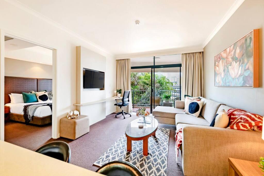 达尔文Poolside Resort Living on Esplanade with Balcony的客厅配有沙发和1张床